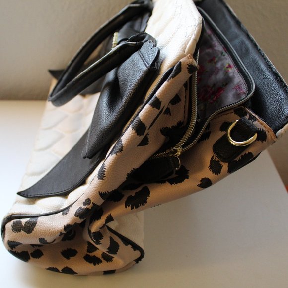 BETSEY JOHNSON BLACK & WHITE HEART PURSE - Picture 8 of 11